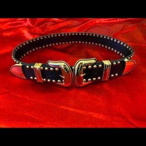 Stylish double-buckled belt with gold accents